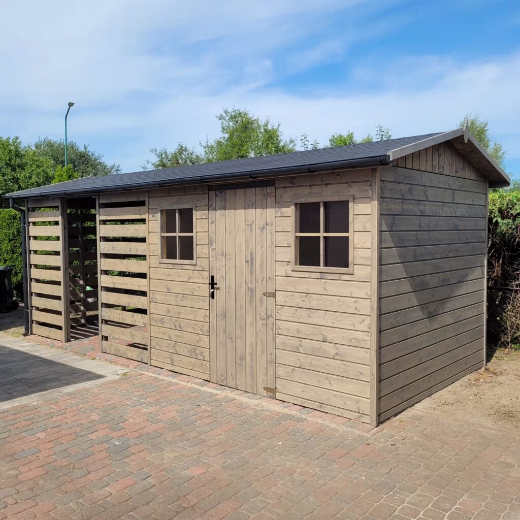 drewniany domek ogrodowy z drewutnią