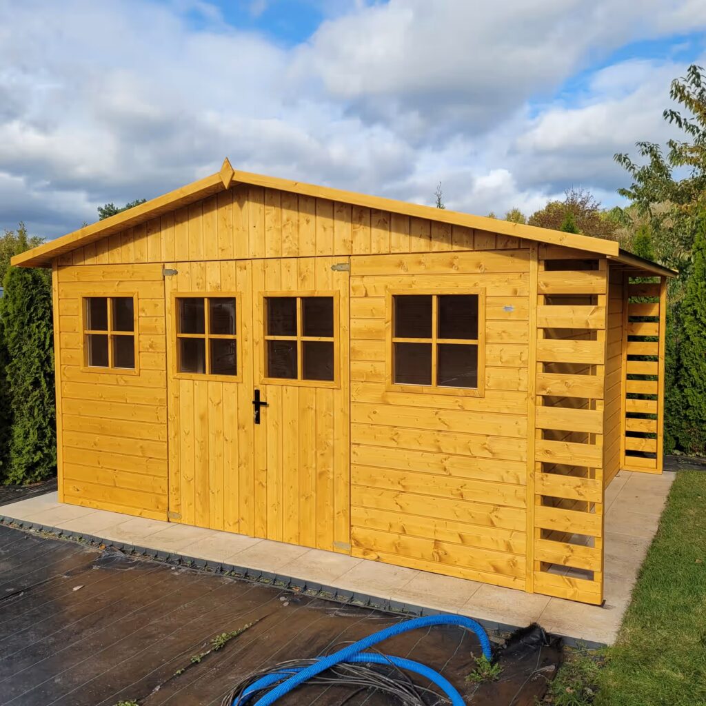 drewniany domek ogrodowy z drewutnią