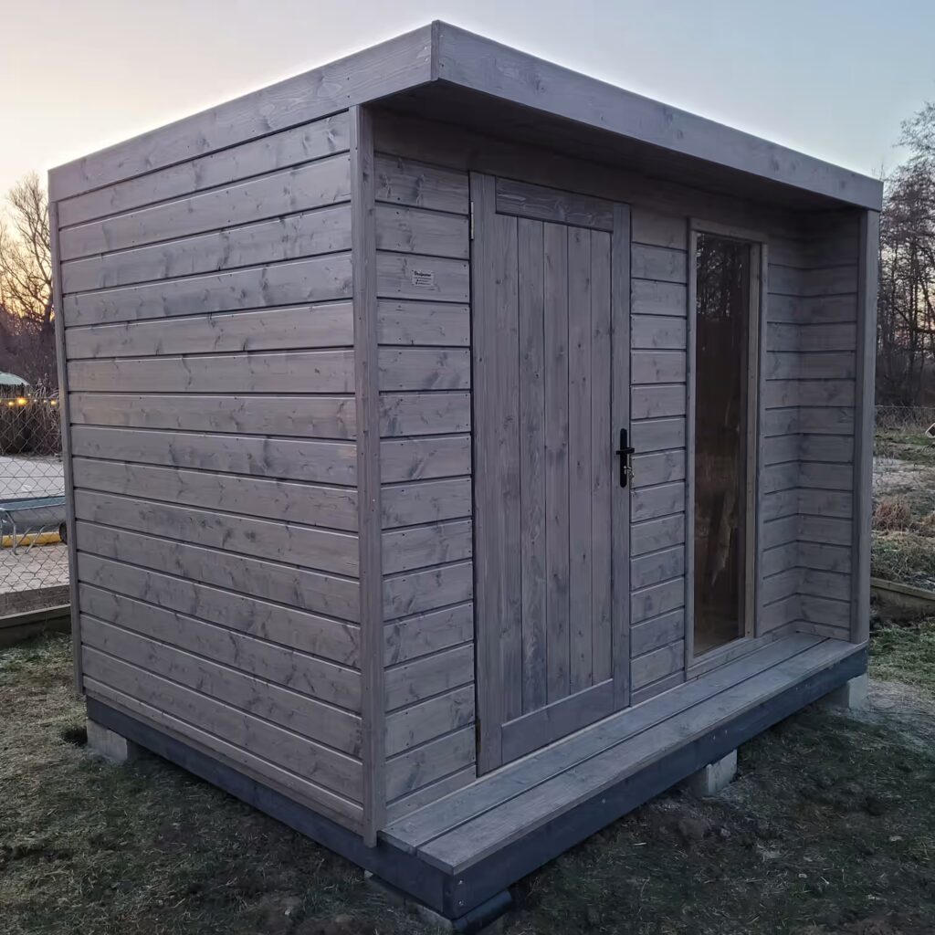 nowoczesny, drewniany domek ogrodowy