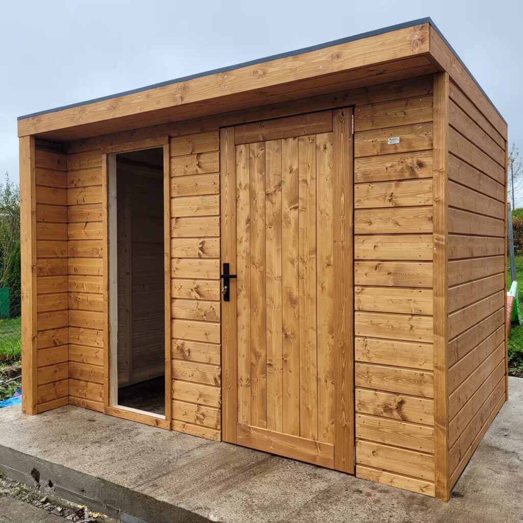 nowoczesny, drewniany domek ogrodowy